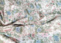 Fait main, voici un couvre-lit doublé réalisé dans un superbe tissus d'ameublement aux motifs floraux de bleuets de 230 x 180 et 43 x 330 cm de volants froncés sur 2 cotés.