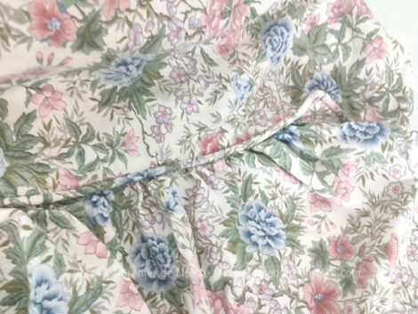 Fait main, voici un couvre-lit doublé réalisé dans un superbe tissus d'ameublement aux motifs floraux de bleuets de 230 x 180 et 43 x 330 cm de volants froncés sur 2 cotés.