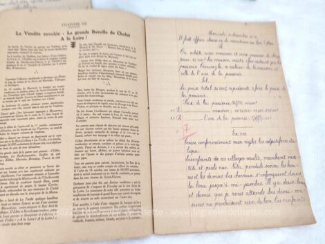Duo cahiers scolaires de 1936 et 1937 avec la couverture "Souvenir Vendéen" avec encrier en porcelaine et porte-plume. Pour une décoration vintage !