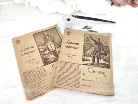 Duo cahiers scolaires de 1936 et 1937 avec la couverture "Souvenir Vendéen" avec encrier en porcelaine et porte-plume. Pour une décoration vintage !