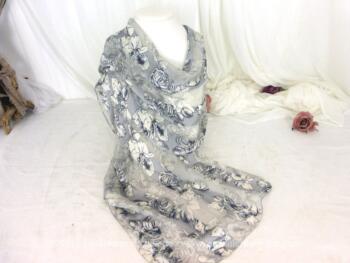 Sur 36 x 140 cm, superbe foulard écharpe aux dessins de roses en tissus composé de rayures très soyeuses intercalées par des rayures transparentes.