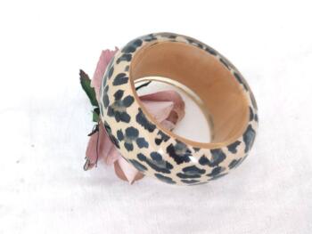 Voici un superbe bracelet en belle résine imitation léopard mesurant 6.8 cm de diamètre intérieur et 9 cm extérieur.