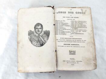 Usé et élimé, mais que de charme dans ce vieux livre de plus de 184 ans, "les Codes des Codes " ou "Les Vingt Cinq Codes" de 1838 sur 852 pages.