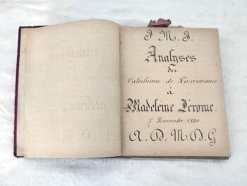 Sur 15 x 19 x 0.9 cm, voici un ancien livret sur presque 100 pages d'Analyses du Catéchisme de Persévérance à Madeleine Jérome daté du 7 novembre 1880. Unique.