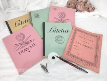 Pour une décoration vintage dans un cabinet de curiosité, voici six cahiers scolaires datés de 1945 à 1948 avec encrier en porcelaine et porte plume.