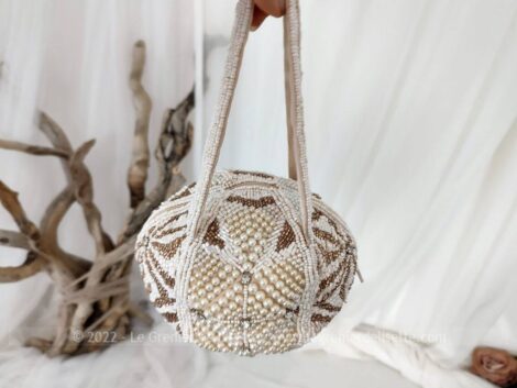 Voici un beau petit sac minaudière contemporain de la marque Menbur complétement habillé de perles pour un air rétro et vintage assuré !
