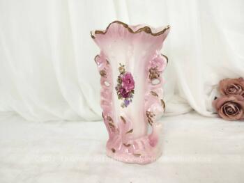 Sur 20 x 12 x 7 cm, voici un adorable petit vase de mariée couleur rose shabby nacré décoré de dorures et d'un bouquet de fleurs sur un seul coté.