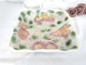 Voici un ancien saladier carré, coupe à fruits, décoré de fruits en relief tout en tons pastel et réalisé en barbotine Sarreguemines.