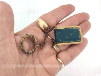 Voici un ancien porte clefs avec un petit livre de 3.5 x 2.2 cm à la reliure en cuir gravé du mot Bretagne et contenant un dépliant avec 10 photos .