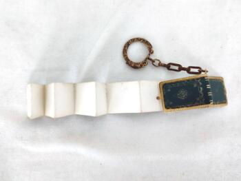Voici un ancien porte clefs avec un petit livre de 3.5 x 2.2 cm à la reliure en cuir gravé du mot Bretagne et contenant un dépliant avec 10 photos .
