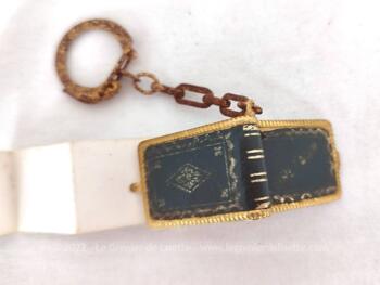 Voici un ancien porte clefs avec un petit livre de 3.5 x 2.2 cm à la reliure en cuir gravé du mot Bretagne et contenant un dépliant avec 10 photos .