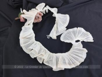 Petit et long volant en batiste couleur ivoire avec un jour très fin sur toute la longueur, soir 55 cm à plat et 255 cm déplié sur 6 cm de haut.