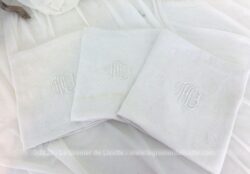 Voici un lot de 3 grandes serviettes ou torchons de 66 x 62 cm en coton damassé brodées des monogrammes MD.