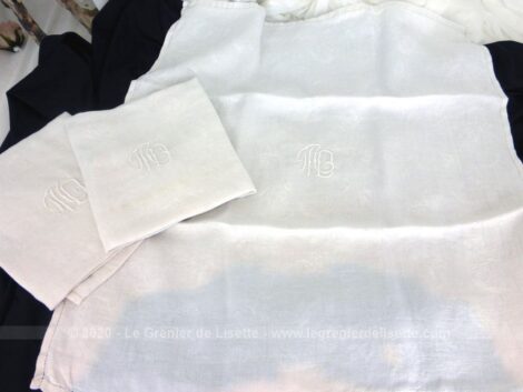 Voici un lot de 3 grandes serviettes ou torchons de 66 x 62 cm en coton damassé brodées des monogrammes MD.