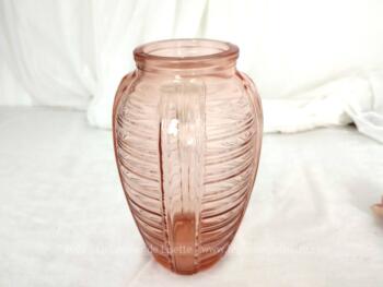 Très vintage ce superbe vase en verre moulé rose saumon forme tulipier style Art Déco de 20 cm de haut . Pour de beaux bouquets !