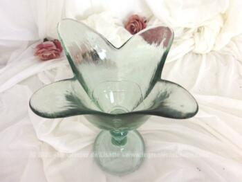 Vase ou pot à bonbons en verre vert translucide avec une ouverture en forme corolle composée de 4 pétales.
