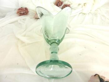 Vase ou pot à bonbons en verre vert translucide avec une ouverture en forme corolle composée de 4 pétales.