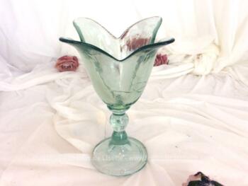 Vase ou pot à bonbons en verre vert translucide avec une ouverture en forme corolle composée de 4 pétales.