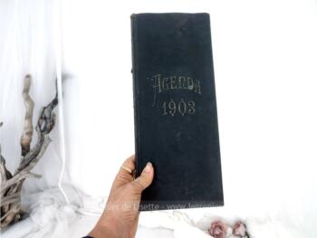 Voici un très ancien et grand agenda de bureau utilisé par une boucherie de 14.5 x 34.5 x 1 cm pour l'année 1903 avec certaines pages annotées à la main. UNIQUE !