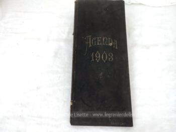 Voici un très ancien et grand agenda de bureau utilisé par une boucherie de 14.5 x 34.5 x 1 cm pour l'année 1903 avec certaines pages annotées à la main. UNIQUE !