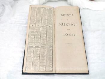 Voici un très ancien et grand agenda de bureau utilisé par une boucherie de 14.5 x 34.5 x 1 cm pour l'année 1903 avec certaines pages annotées à la main. UNIQUE !