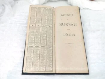 Voici un très ancien et grand agenda de bureau utilisé par une boucherie de 14.5 x 34.5 x 1 cm pour l'année 1903 avec certaines pages annotées à la main. UNIQUE !