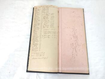Voici un très ancien et grand agenda de bureau utilisé par une boucherie de 14.5 x 34.5 x 1 cm pour l'année 1903 avec certaines pages annotées à la main. UNIQUE !