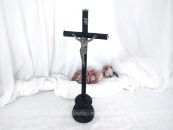 Sur 30.5 x 11 x 7 cm, voici un ancien crucifix en bois noirci sur pied avec Christ en métal.