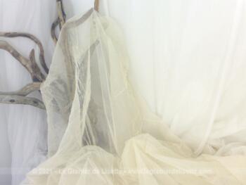 Superbe voile de mariée ancien en tulle ivoire brodé de volutes et de fleurs en forme de demie-lune sur 240 cm de large sur 130 cm de haut. Pour une décoration trop vintage.