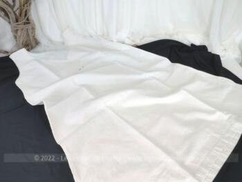 Voici une ancienne et authentique chemise de nuit de grande taille brodée au fil rouge des monogrammes MG.