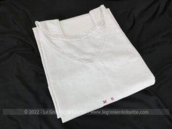 Voici une ancienne et authentique chemise de nuit de grande taille brodée au fil rouge des monogrammes MG.