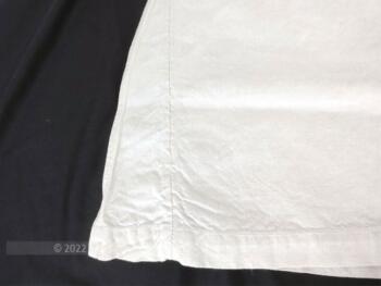 Voici une ancienne et authentique chemise de nuit de grande taille brodée au fil rouge des monogrammes MG.