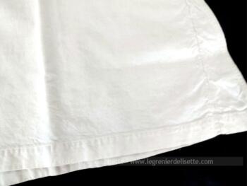 Voici une ancienne et authentique chemise de nuit de grande taille brodée au fil rouge des monogrammes MG.