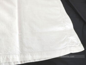 Voici une ancienne et authentique chemise de nuit de grande taille brodée au fil rouge des monogrammes MG.