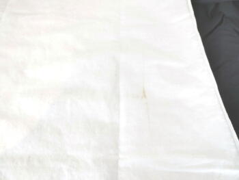 Voici une ancienne et authentique chemise de nuit de grande taille brodée au fil rouge des monogrammes MG.