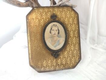 Superbe et ancienne boite en métal à l'effigie majestueuse de la Reine Astrid de Belgique de 24 x 19.5 x 5.5 cm avec au dos l'inscription