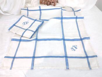 Voici un duo de serviettes en beau coton de lin blanc décorées de liserés bleus en un grand quadrillage de larges bandes avec les monogrammes XN brodés.