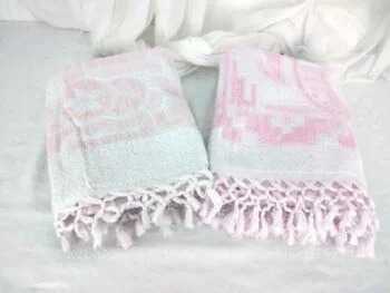 De tons roses pastels différents, voici un lot de 2 modèles d'anciennes serviettes mesurant 62 x 112 + 5 cm de franges de chaque coté.