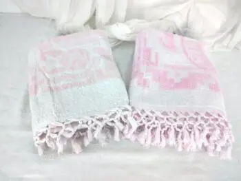 De tons roses pastels différents, voici un lot de 2 modèles d'anciennes serviettes mesurant 62 x 112 + 5 cm de franges de chaque coté.