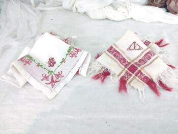 Avec monogrammes et broderies, voici un duo de petites serviettes à thé, chacune différente et bien originale avec une dominante dans les tons rouges.