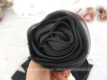 Voici une belle et grande fleur vintage en tissus voile noir et 2 larges rubans satiné. Tout le nécessaire pour relookker une robe ou un chapeau !