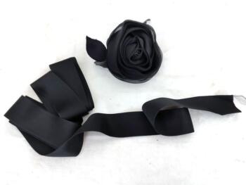 Voici une belle et grande fleur vintage en tissus voile noir et 2 larges rubans satiné. Tout le nécessaire pour relookker une robe ou un chapeau !