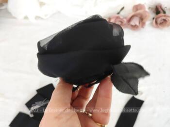 Voici une belle et grande fleur vintage en tissus voile noir et 2 larges rubans satiné. Tout le nécessaire pour relookker une robe ou un chapeau !