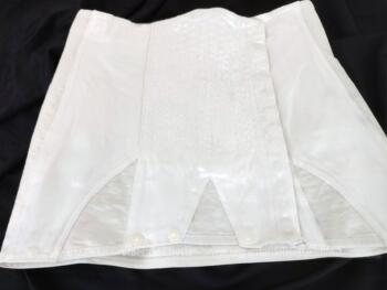 Voici un gaine corset vintage satinée blanc de la marque Vamp années 60 fermeture à crochets et baleines sur le devant et au dos. En très bon état. Pour une taille 42 ou 44 en serrant bien.