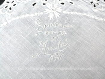 Voici un ancien mouchoir avec de belles broderies, ajourées sur les 4 angles mais aussi du texte "Souvenirs 1914-1915-1916 - André" dans un angle.