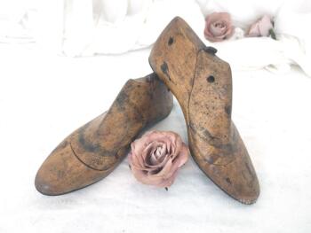 Ancienne paire forme de chaussure de cordonnier en bois