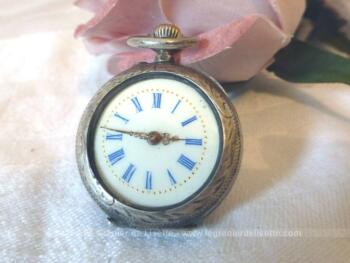 De la taille d'une montre de poignet, voici une ancienne montre à gousset en métal argenté numérotée avec poinçons avec ses aiguilles mais sans verre ! Pour décoration ou restauration !