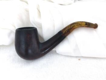 Voici une ancienne et adorable petite pipe en bois de bruyère avec des gravures faites à la main et son tuyau en bakélite. Pour décoration.... mais toujours opérationnelle.