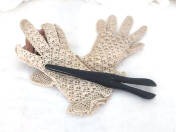 Voici un ensemble composé d'une ancienne pince à gants en bois noir datant du début du siècle dernier et une petite paire de gants fait main au crochet.