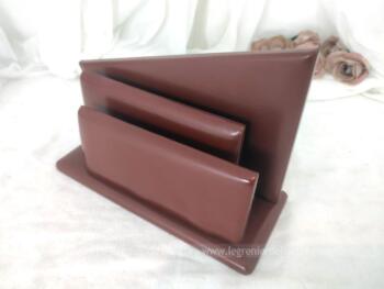 Voici un range courrier ou porte lettre, vintage en cuir fauve à la forme tendance des années 60.